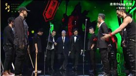 洪金寶與鄧超兩人被被一群《角頭2》電影演員們迎出場。（圖／翻攝自遠傳Friday）