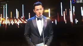 陸男神胡歌頒發最佳造型與最佳美術設計獎。（圖／翻攝自台視）