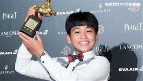 鍾家駿笑說：「原來金馬獎座這麼好看」。（圖／記者邱榮吉、林士傑攝影）