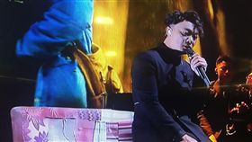 陳奕迅深情演唱《後來的我們》主題曲。（圖／翻攝自台視）