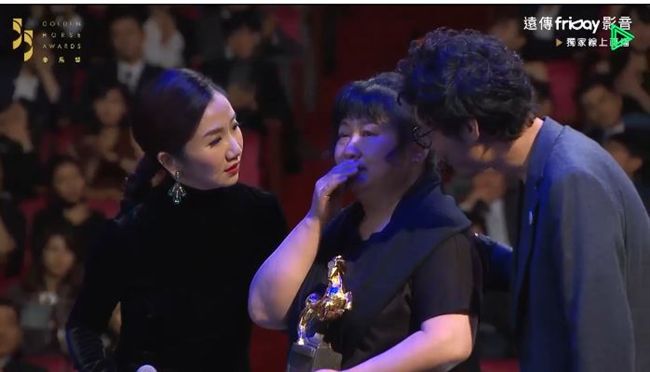 已故胡波奪獎！媽哽咽轉身台下全哭崩
