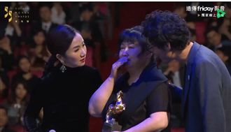 已故胡波奪獎！媽哽咽轉身台下全哭崩
