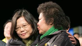 ▲總統蔡英文與府秘陳菊。（圖／蔡英文臉書）