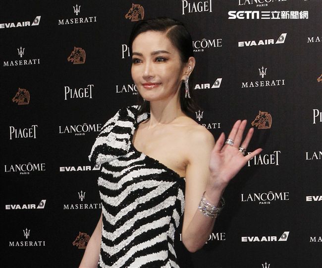 「姐姐」謝金燕身著斑馬裝，配戴價值4千3百多萬的伯爵珠寶，出席金馬盛會擔任頒獎嘉賓。（記者邱榮及.林士傑攝影）