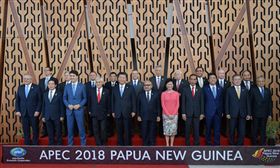 張忠謀出席亞太經合會（APEC）領袖峰會，並與各國領袖合照。（圖／翻攝自@20tTqAZ0NwI0NQX 推特）