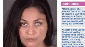 假教育真虐童！美國佛羅里達日前發生一起詭異的虐童案，34歲女子蘿薩雷（Rosalie Contreras）聲稱要懲罰13歲女童，不僅對她施暴之外，竟還讓女童裸體且赤腳走回家，離譜行徑令人髮指。（圖／翻攝自每日郵報）