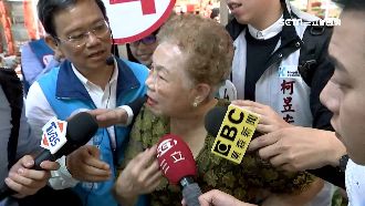 民眾嗆領年金 柯媽掃街到一半怒喊告