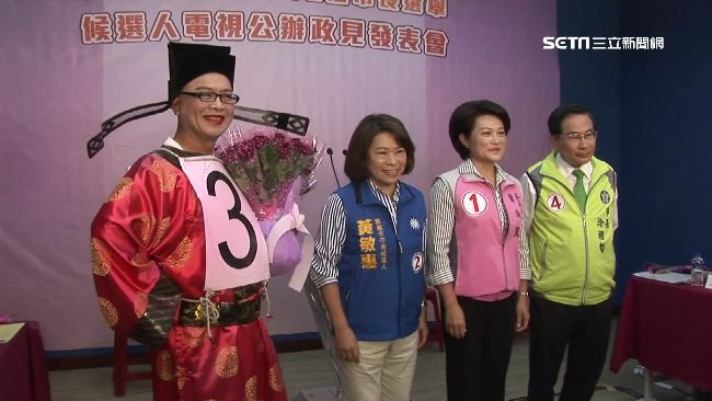 嘉義市長爭霸！台灣阿成扮財神灑錢