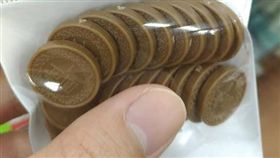 網友有20元真錢買20元假錢。（圖／翻攝自路上觀察學會臉書）