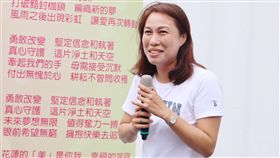 劉曉玫發表競選主題曲（2）民進黨花蓮縣長參選人劉曉玫15日公布競選主題曲「勇敢改變」，她說，當初看到歌詞眼淚就掉下來，歌詞中「黑夜翻轉，看見白晝」，寫的其實是花蓮當下的政治氛圍和她自己的心情。中央社記者李先鳳攝  107年10月15日
