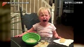 ▲回過神後，小女孩痛得嚎啕大哭。（圖／翻攝自AP/Jukin Media）