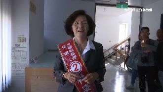 有備而來？林姿妙忙招呼險忘簽到