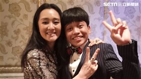 鍾家駿笑顏綻放讓鞏俐繃緊的心融化。（圖／海鵬影業提供）