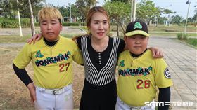 棒球媽媽梁京美帶著柳旼秀兩兄弟一起來台灣。（圖／記者王怡翔攝影）