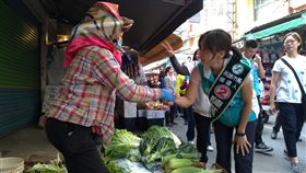 ▲左楠市場掃街吳虹：有心就是在地人。（圖／陳其邁辦公室提供）