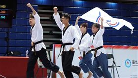 王道鋐、張凱健、戴鈺錠、張紋慈、高碧緣5人在自由品勢混合團體中華隊再添1金。（圖／中華跆協提供）