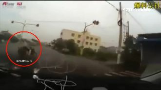 為閃機車衝田裡！駕駛PO網反遭打臉