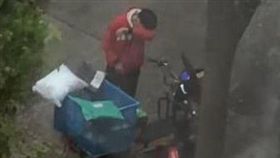 上海快遞員在雨中暴哭／截自影片