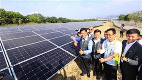 台中反空污遊行11/18日下午登場，台中市長林佳龍未出席，但參加文山綠光能源啟動典禮表達台中發展綠能落實減煤決心；國民黨台中市長候選人盧秀燕出席遊行，展現她反空污的決心。