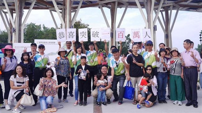花博遊客破百萬　四園區送幸運兒玩偶