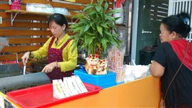 新住民家庭變故遠嫁來台　創業展新生來自越南的新住民阮美玲（左），因家庭變故放棄學業遠嫁來台，今年在台南市玉井區開了一家早餐店，手藝頗受肯定。（移民署提供）中央社記者楊思瑞台南傳真　106年12月27日