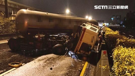 化學槽車失速撞護欄　頭身悚斷成兩截