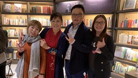 ３5歲的劉子旗（右2）幼年遭火紋身，臉上、身上疤痕明顯，但他從不畏懼外界異樣眼光，也盼滿臉疤痕成為倡導平權的教材。