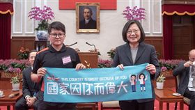 蔡英文總統19日上午接見我國參加「2018世界室外拔河錦標賽代表團」。（圖／總統府提供）