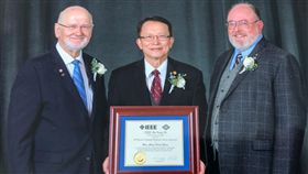 交大校長張懋中在超高頻半導體通訊元件和系統晶片研究有創新突破，他的研究成果對無線通訊產業及學術界有重大貢獻，近日榮獲科技終身成就獎章。