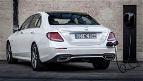 賓士E 300 de油電車(圖/翻攝網路)