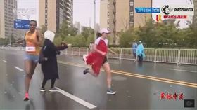 終點前遭塞旗干擾 陸馬拉松選手痛失冠軍還得道歉／DiaoZhaErTV2　YouTube
　