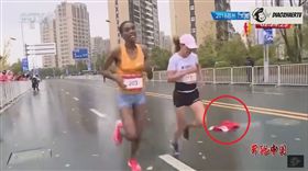 終點前遭塞旗干擾 陸馬拉松選手痛失冠軍還得道歉／DiaoZhaErTV2　YouTube
　