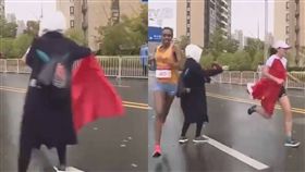 終點前遭塞旗干擾 陸馬拉松選手痛失冠軍還得道歉／DiaoZhaErTV2　YouTube
　