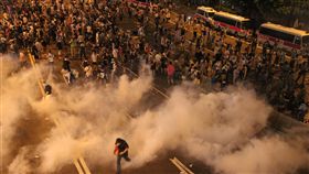 爭取特首普選  香港民眾占中2014年9月底，香港爆發大規模的「占領中環運動」，也稱為「雨傘運動」。數以萬計的民眾走上街頭，希望北京方面落實特首普選，但未獲北京允諾。圖為香港警方以催淚彈鎮壓群眾畫面。（資料照片）中央社  106年10月6日