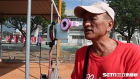 美濃少棒周君龍的爸爸周民全負責直播球賽。（圖／記者王怡翔攝影）