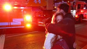 24小時內兩度與死神擦肩　女子逃過槍擊與火劫（圖／推特）