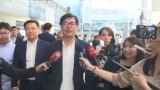 高鐵北上辯論　陳其邁車廂做功課備戰