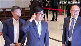 陳其邁秀出耳朵（圖／三立新聞）