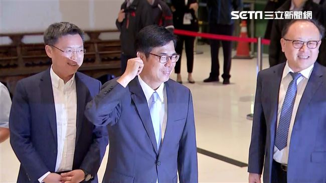 陳其邁進場微笑捏耳：沒戴耳機！