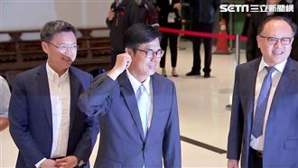 陳其邁進場微笑捏耳：沒戴耳機！