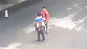 大陸,銀行卡,猜拳,失主(圖/翻攝自梨視頻)