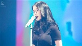 國民妹妹IU乳量驚人「黑色T快撐爆」網友羞紅臉：身材根本是姊姊。（圖／翻攝自微博）