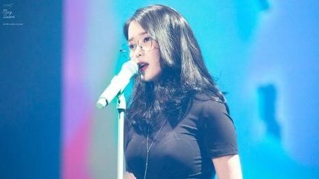 國民妹妹黑T快撐爆　身材根本是姊姊
