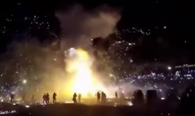 熱氣球空中爆炸　墜地狂射煙火釀9傷(圖/YouTube)