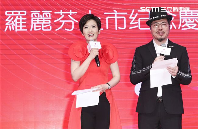 「羅麗芬控股」上市紀念慶典主持人寇乃馨、黃國倫。（記者林士傑/攝影）