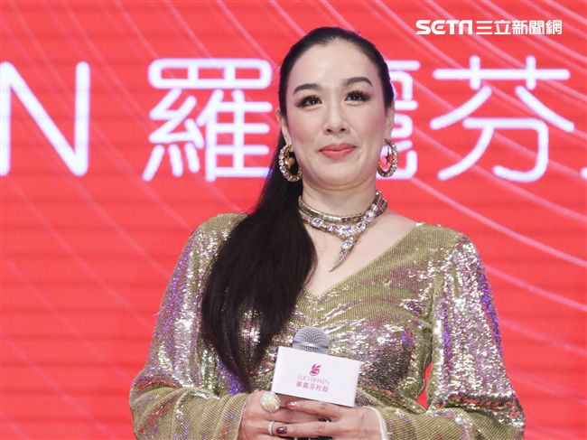 「羅麗芬控股」上市紀念慶典藝人鍾麗緹歌舞獻藝。（記者林士傑/攝影）