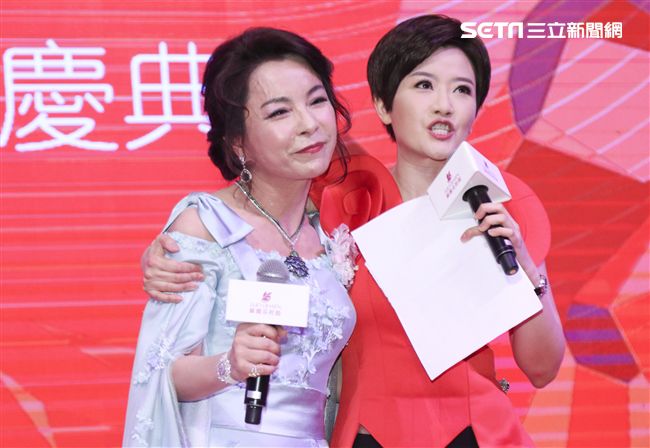 「羅麗芬控股」上市紀念慶典董事長羅麗芬及主持人寇乃馨。（記者林士傑/攝影）