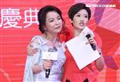 「羅麗芬控股」上市紀念慶典董事長羅麗芬及主持人寇乃馨。（記者林士傑/攝影）