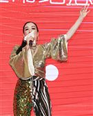 「羅麗芬控股」上市紀念慶典藝人鍾麗緹歌舞獻藝。（記者林士傑/攝影）