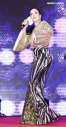 「羅麗芬控股」上市紀念慶典藝人鍾麗緹歌舞獻藝。（記者林士傑/攝影）